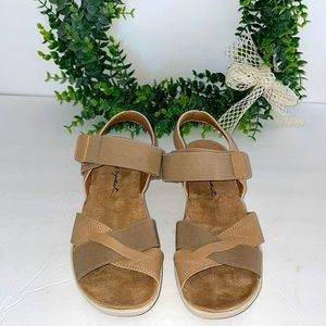 Easy Spirit Tan Mattie Wedge Sandals Sz 6